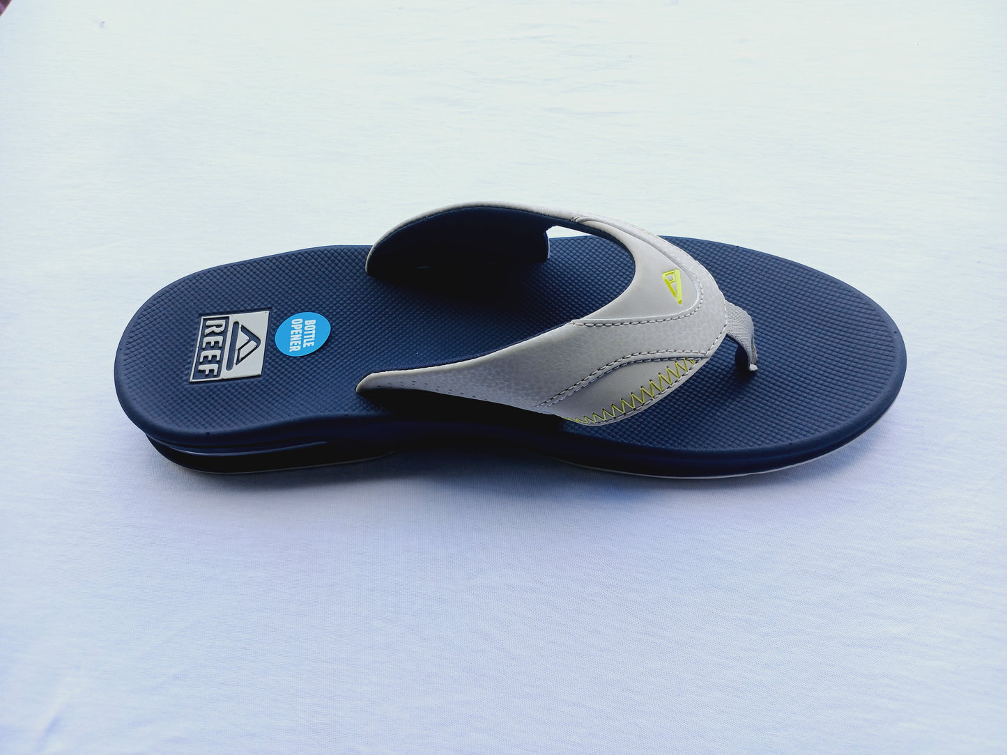 כפכפי REEF Bottle Opener כחול כהה וקרם, לוגו צהוב | גברים
