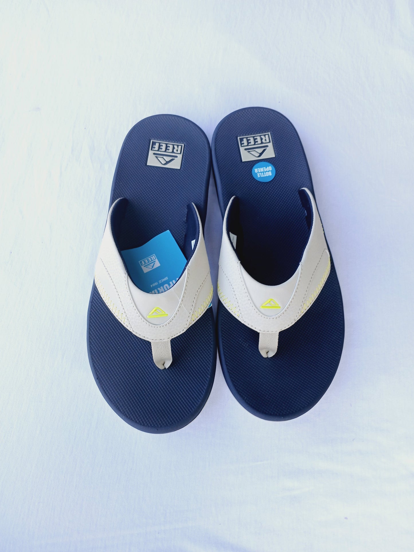 כפכפי REEF Bottle Opener כחול כהה וקרם, לוגו צהוב | גברים
